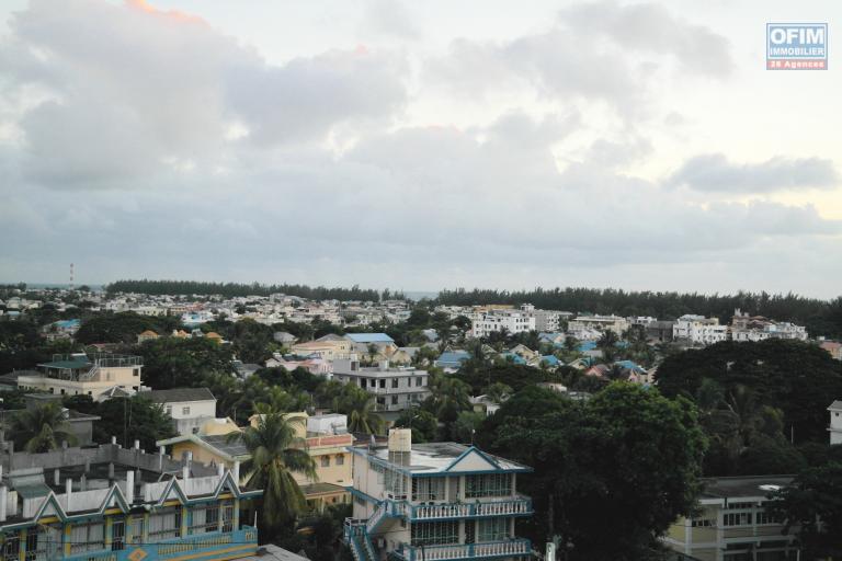 For rent: splendid 2-bedroom apartment with breathtaking ocean views, just steps from shops and Flic en Flac beach, Mauritius Island