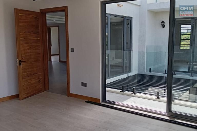 New contemporary villa in Pereybere – 6 bedrooms – Central swimming pool – Premium amenities