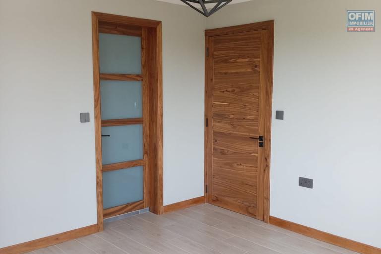 New contemporary villa in Pereybere – 6 bedrooms – Central swimming pool – Premium amenities