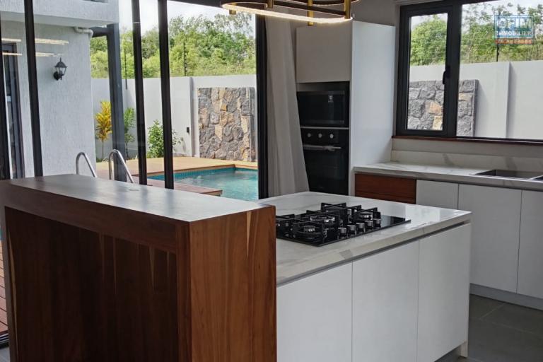 New contemporary villa in Pereybere – 6 bedrooms – Central swimming pool – Premium amenities