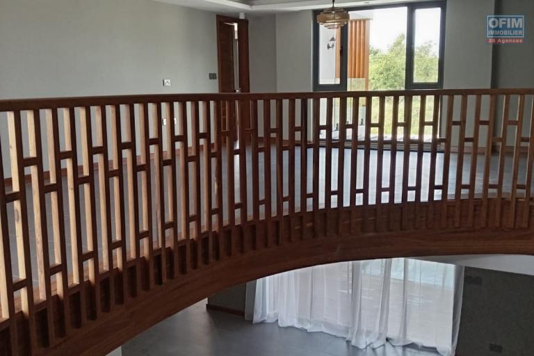 New contemporary villa in Pereybere – 6 bedrooms – Central swimming pool – Premium amenities