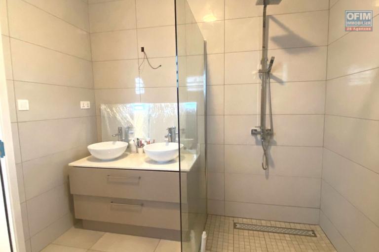 Albion for rent: Beautiful, recently built, single-storey villa with three bedrooms and swimming pool, located in a quiet area.