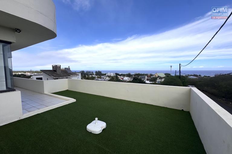 Rental Apartment FLIC EN FLAC - ALBION – photo 6 of 14 – Terrace with sea view