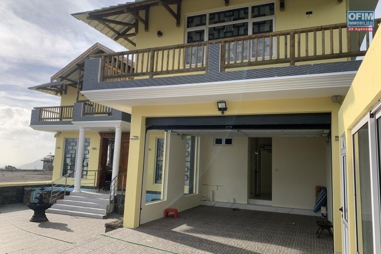 Quatre Bornes for sale is a huge villa with a breathtaking view and which has four bedrooms, an indoor swimming pool and a garage.