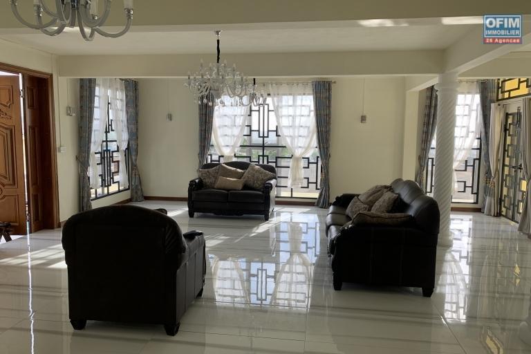 Quatre Bornes for sale is a huge villa with a breathtaking view and which has four bedrooms, an indoor swimming pool and a garage.