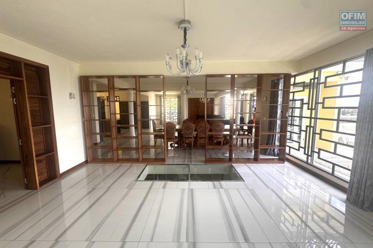 Quatre Bornes for sale is a huge villa with a breathtaking view and which has four bedrooms, an indoor swimming pool and a garage.