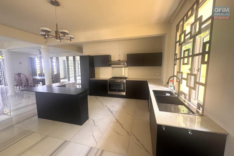 Quatre Bornes for sale is a huge villa with a breathtaking view and which has four bedrooms, an indoor swimming pool and a garage.