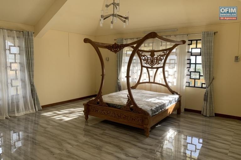 Quatre Bornes for sale is a huge villa with a breathtaking view and which has four bedrooms, an indoor swimming pool and a garage.