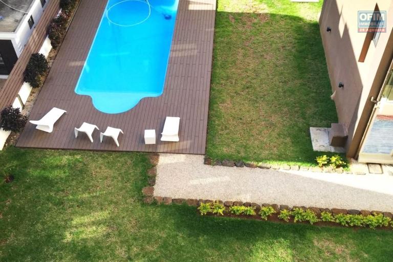 Flic en Flac, 3-bedroom apartment for rent located on the fourth floor with elevator and covered parking, in a secure residence with a breathtaking view.