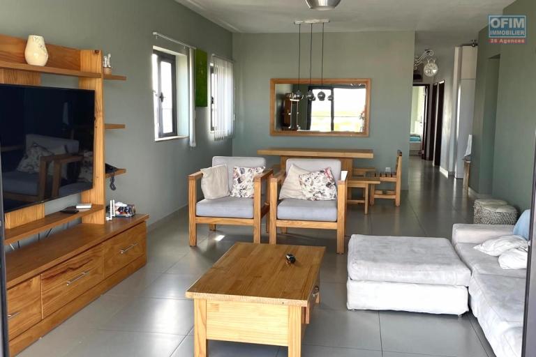 Flic en Flac, 3-bedroom apartment for rent located on the fourth floor with elevator and covered parking, in a secure residence with a breathtaking view.