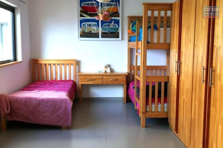 Flic en Flac, 3-bedroom apartment for rent located on the fourth floor with elevator and covered parking, in a secure residence with a breathtaking view.