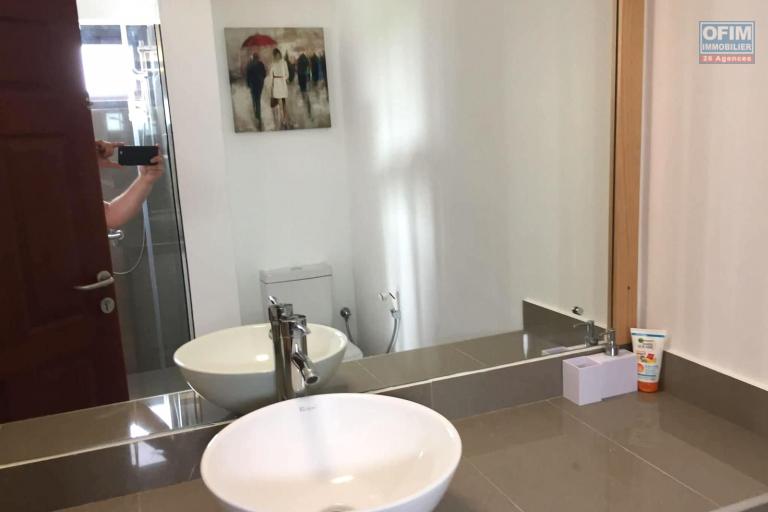 Flic en Flac, 3-bedroom apartment for rent located on the fourth floor with elevator and covered parking, in a secure residence with a breathtaking view.