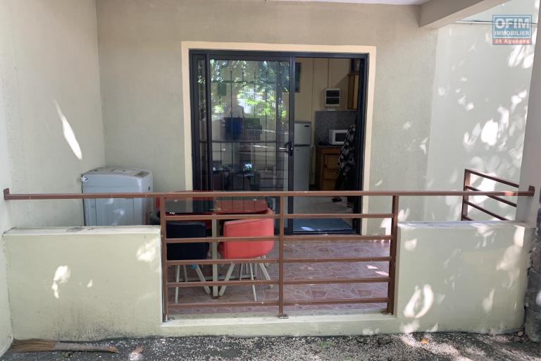 Flic en Flac, 2-bedroom apartment for rent with communal pool, located on the ground floor of a secure residence, 2 steps from the beach and shops.