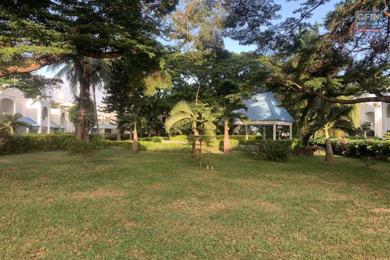 Flic En Flac, three-bedroom duplex for rent with swimming pool, located in a quiet, secure complex, close to the beach and shops.