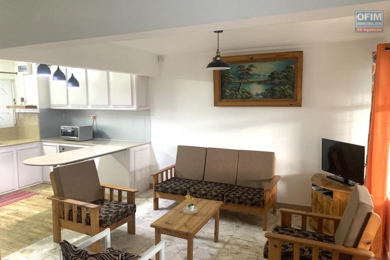 Flic En Flac, three-bedroom duplex for rent with swimming pool, located in a quiet, secure complex, close to the beach and shops.