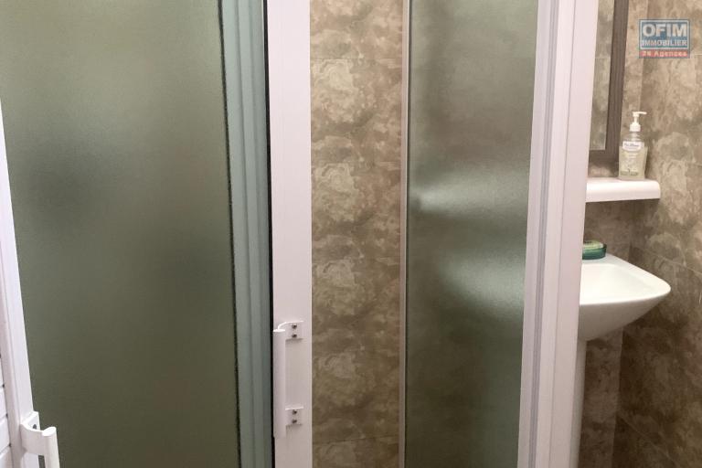 Flic En Flac, three-bedroom duplex for rent with swimming pool, located in a quiet, secure complex, close to the beach and shops.