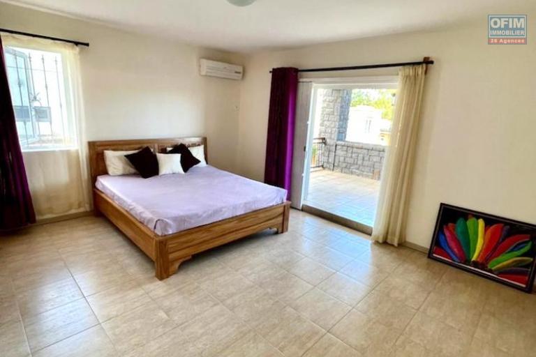 Charming three-bedroom villa with an office and swimming pool in a quiet location in Flic En Flac for rent.