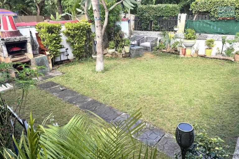 Albion – For sale, two villas with swimming pools, close to the beach