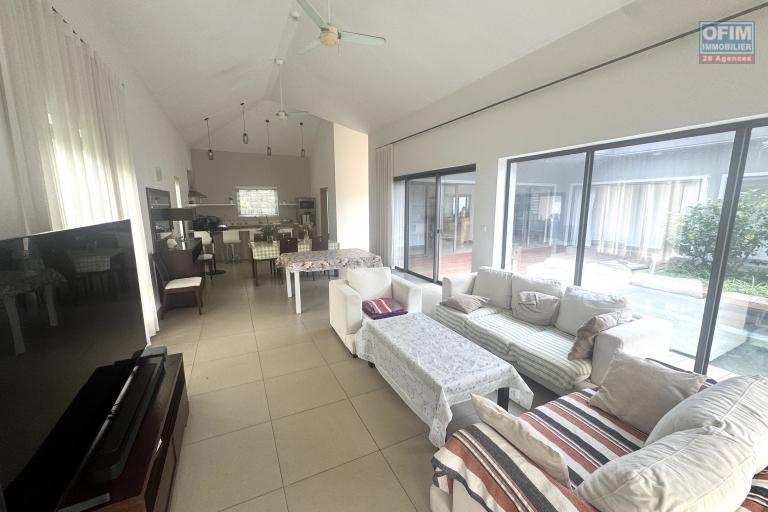 Rental House / Villa TAMARIN - RIVIERE NOIRE - MORNE – photo 6 of 15 – Bright living area