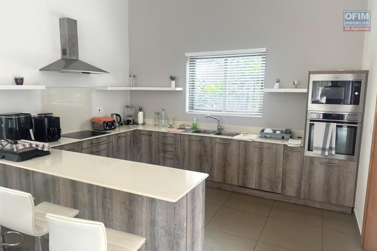 Rental House / Villa TAMARIN - RIVIERE NOIRE - MORNE – photo 8 of 15 – Fitted open-plan kitchen