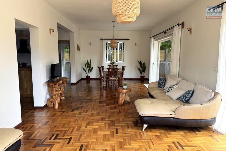 Charming three-bedroom villa with an office and swimming pool in a quiet location in Flic En Flac for rent.