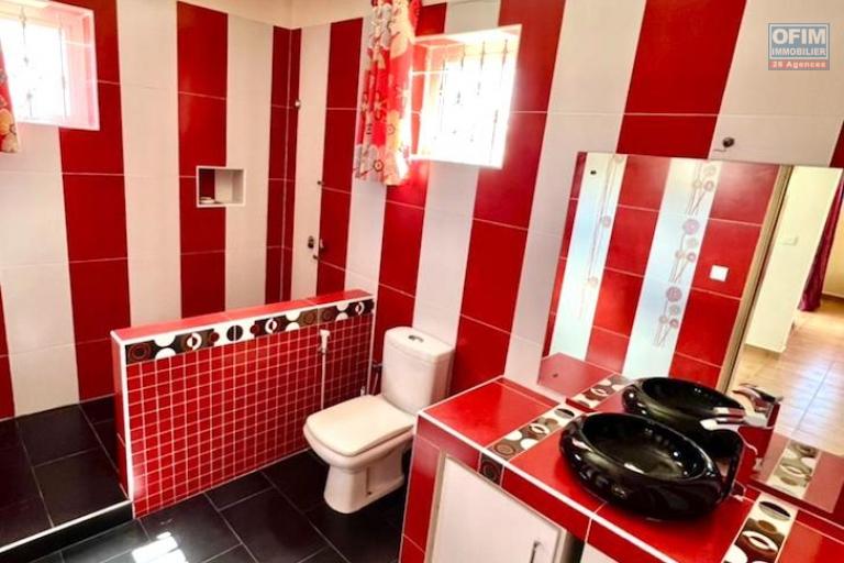 Charming three-bedroom villa with an office and swimming pool in a quiet location in Flic En Flac for rent.