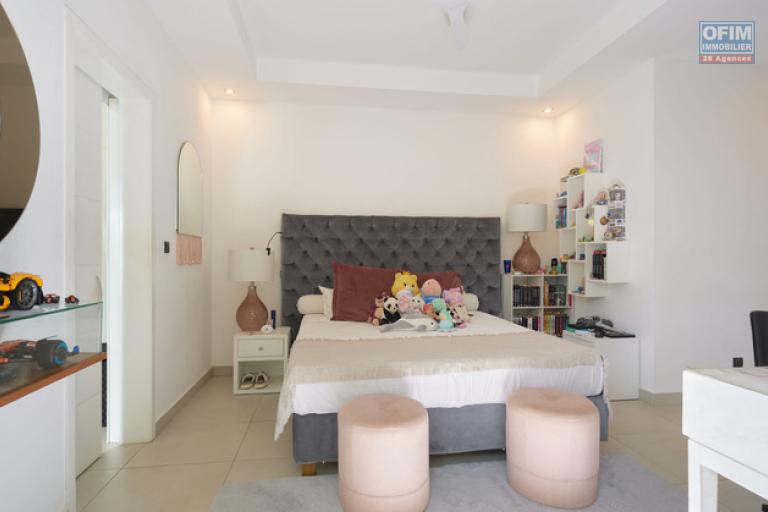 I am offering you, off the record, long-term rental in Cap Malheureux.