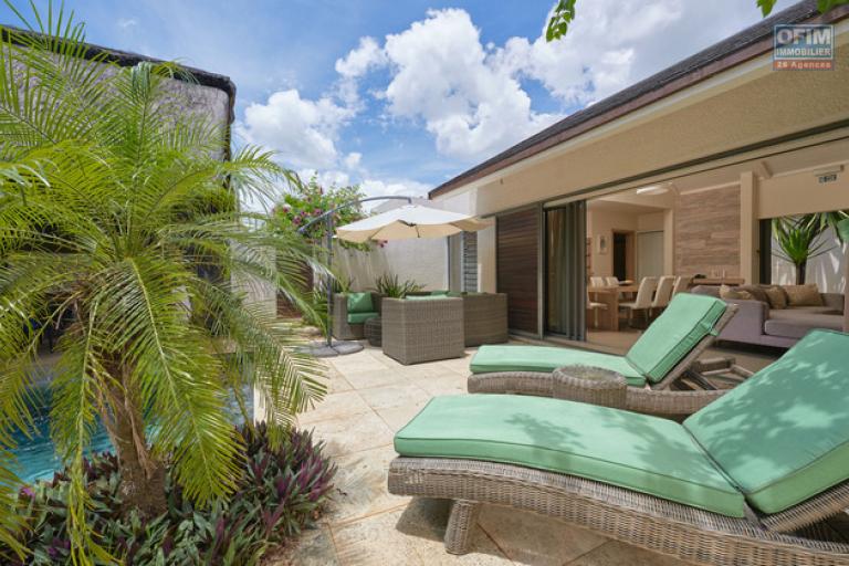 For sale: villa in a prestigious residence accessible to foreigners. Two minutes from the center of Grand Baie.