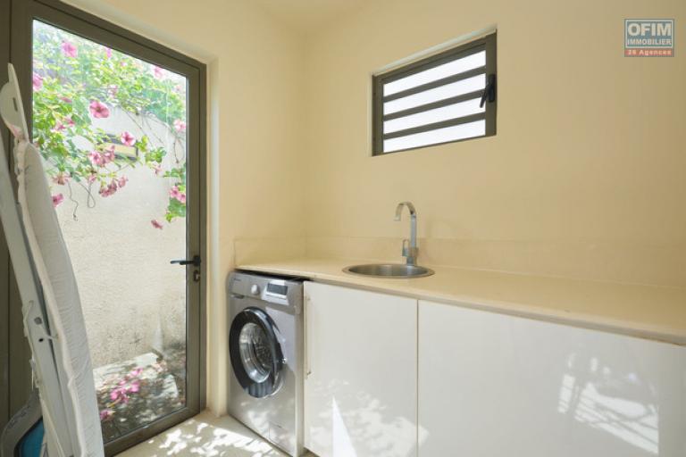 For sale: villa in a prestigious residence accessible to foreigners. Two minutes from the center of Grand Baie.