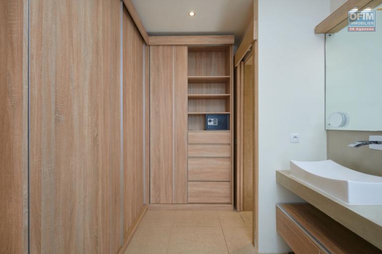 For sale: villa in a prestigious residence accessible to foreigners. Two minutes from the center of Grand Baie.