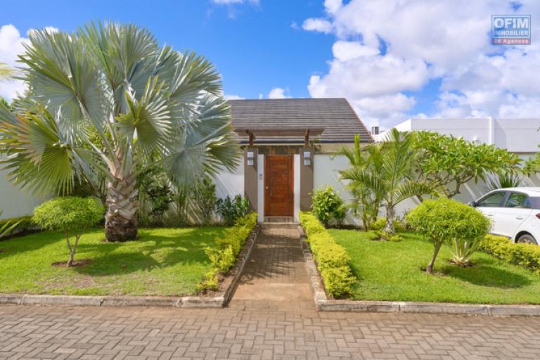 For sale: villa in a prestigious residence accessible to foreigners. Two minutes from the center of Grand Baie.