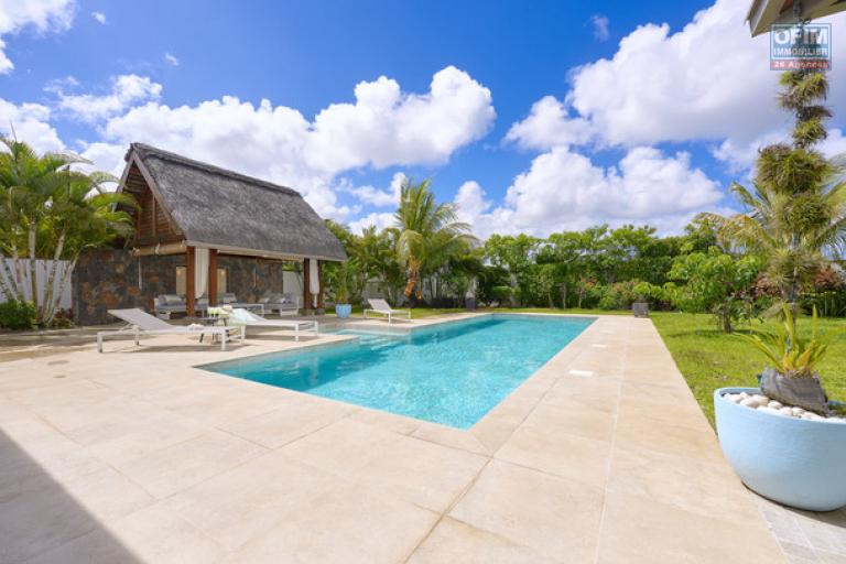 For sale: villa in a prestigious residence accessible to foreigners. Two minutes from the center of Grand Baie.