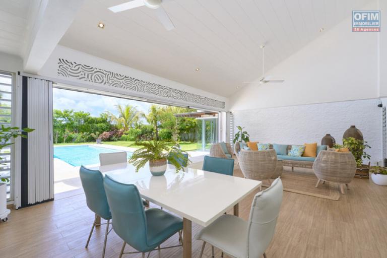 For sale: villa in a prestigious residence accessible to foreigners. Two minutes from the center of Grand Baie.