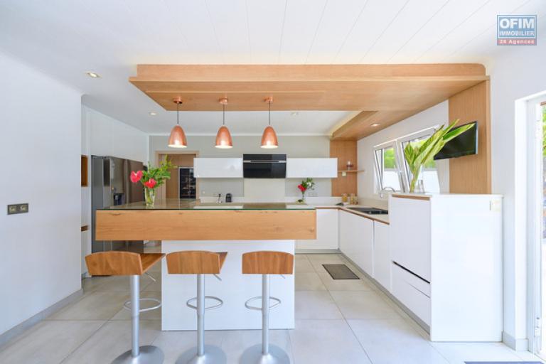 For sale: villa in a prestigious residence accessible to foreigners. Two minutes from the center of Grand Baie.