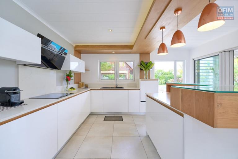 For sale: villa in a prestigious residence accessible to foreigners. Two minutes from the center of Grand Baie.