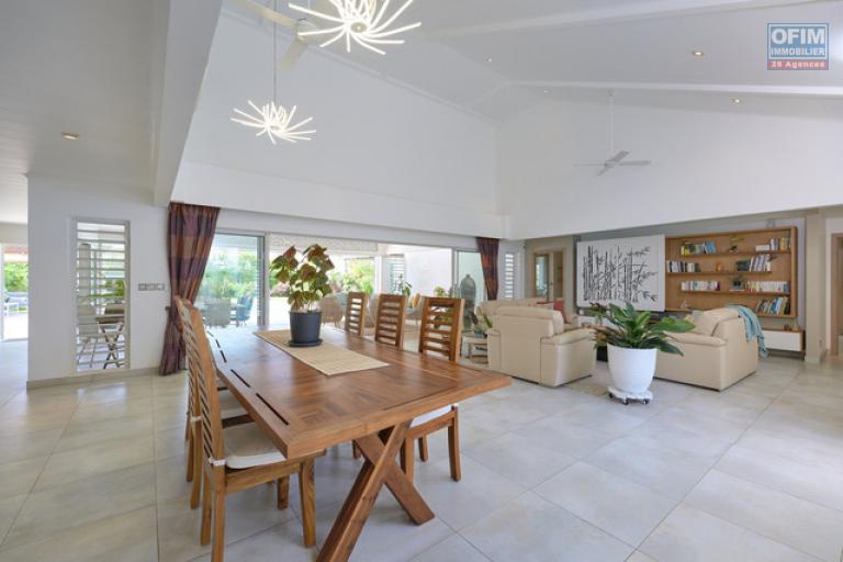 For sale: villa in a prestigious residence accessible to foreigners. Two minutes from the center of Grand Baie.