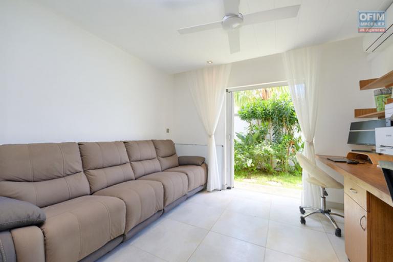 For sale: villa in a prestigious residence accessible to foreigners. Two minutes from the center of Grand Baie.