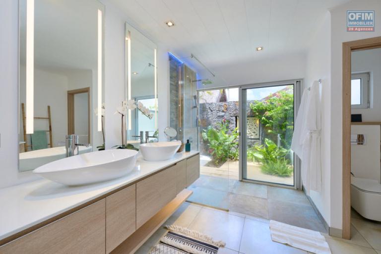 For sale: villa in a prestigious residence accessible to foreigners. Two minutes from the center of Grand Baie.