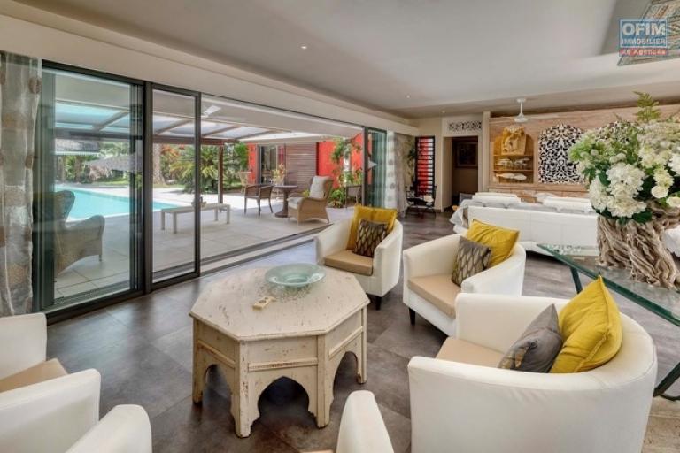 For sale: villa in a prestigious residence accessible to foreigners. Two minutes from the center of Grand Baie.