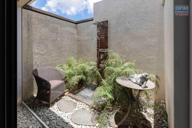 For sale: villa in a prestigious residence accessible to foreigners. Two minutes from the center of Grand Baie.