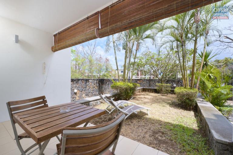 For sale: one bedroom apartment with en suite on the ground floor, furnished and equipped, accessible to foreigners in Mont Choisy.