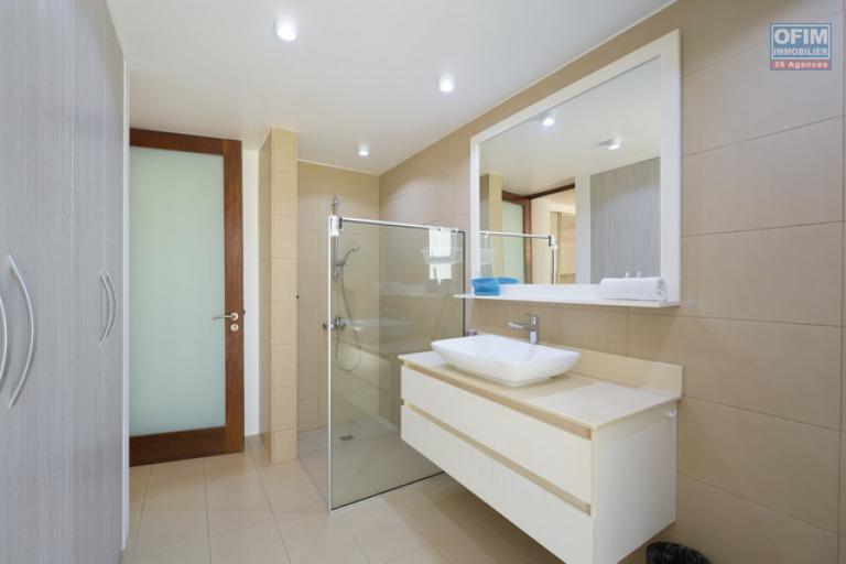 For sale: one bedroom apartment with en suite on the ground floor, furnished and equipped, accessible to foreigners in Mont Choisy.