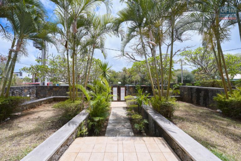 For sale: one bedroom apartment with en suite on the ground floor, furnished and equipped, accessible to foreigners in Mont Choisy.