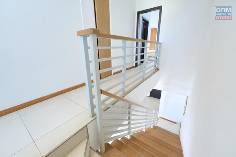 Apartment for sale accessible to foreigners (R+2) on Grand Baie La Croisette, 130 m2 duplex, sold furnished and equipped.