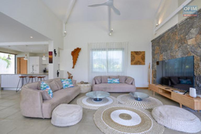 For sale: magnificent villa in a residence accessible to foreigners in Grand Baie, La Salette.