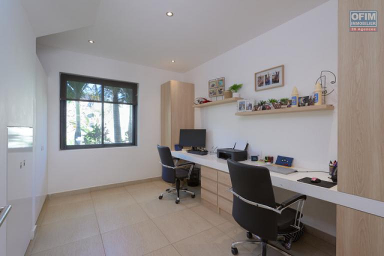 For sale: magnificent villa in a residence accessible to foreigners in Grand Baie.