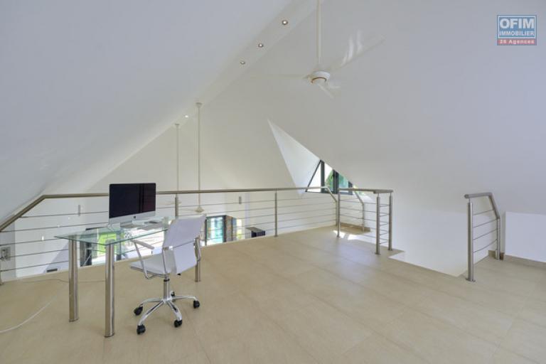 For sale: magnificent villa in a residence accessible to foreigners in Grand Baie.