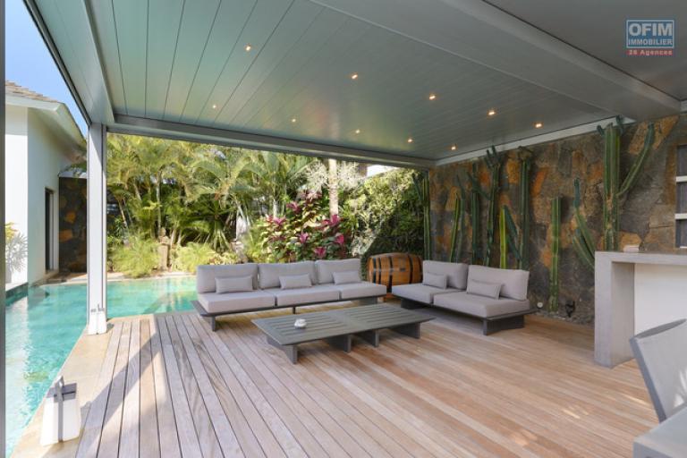 For sale: 4-bedroom villa with en suite rooms + office, 414.20 m2 on a 1,065 m2 plot, accessible to foreigners in Grand Baie.