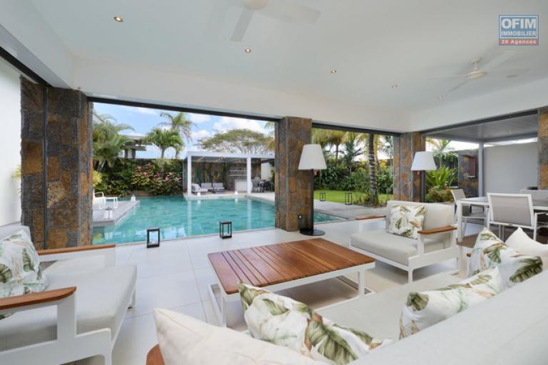 For sale: 4-bedroom villa with en suite rooms + office, 414.20 m2 on a 1,065 m2 plot, accessible to foreigners in Grand Baie.