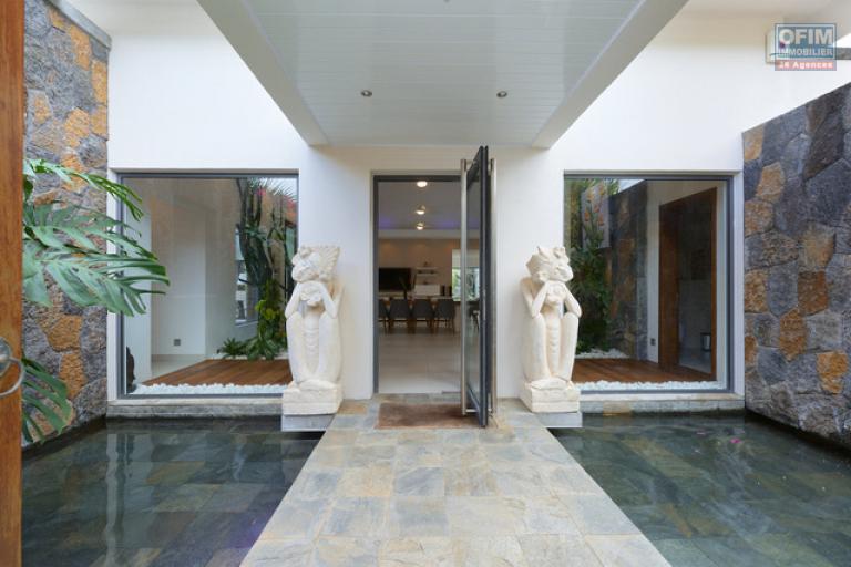 For sale: 4-bedroom villa with en suite rooms + office, 414.20 m2 on a 1,065 m2 plot, accessible to foreigners in Grand Baie.